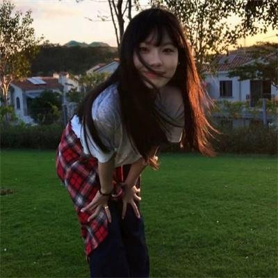 她行走于黑暗中