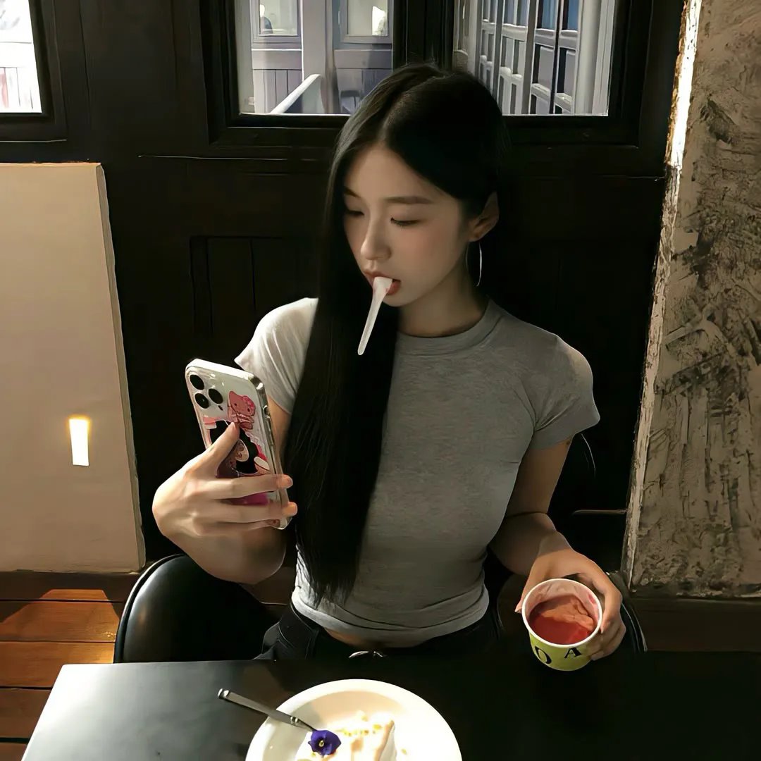 她行走于黑暗中