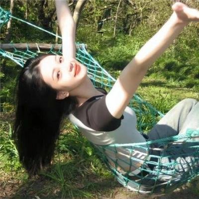 她行走于黑暗中